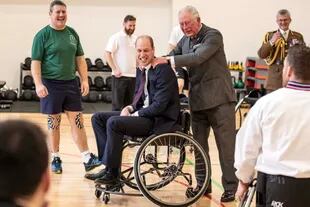 A pura sonrisas. Durante la visita, el duque de Cambridge se animó a jugar al básquet en sillas de ruedas y su padre se metió en la cancha para ayudarlo.