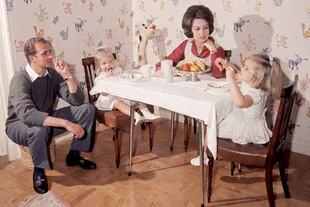 Una de las imágenes más íntimas del príncipe y su familia, tomada durante un almuerzo en el Palacio de la Zarzuela, en 1968. Las infantas Elena y Cristina aparecen sentadas en la mesa junto a Sofía, que está embarazada de su tercer hijo, Felipe.
