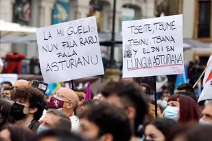 "Mi abuela no habla raro, habla asturiano", se lee en una pancarta portada por uno de los que participaron en la manifestación organizada por la Xunta pola Defensa de la Llingua Asturiana a favor de la oficialidad de dicho idioma en Oviedo, España, el 16 de octubre de 2021