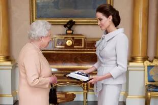 En octubre de 2014, la actriz Angelina Jolie recibe de manos de Isabel II el título de dama honoraria de la Distinguidísima Orden de San Miguel y San Jorge por su campaña para poner fin a la violencia sexual en zonas de guerra.
