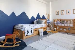 Este cuarto para dos varones de 3 y 1 año está equipado con una cuna funcional y cama con carro (ambas de Arbeitt). Caballito de madera (Maderera Decorlam).