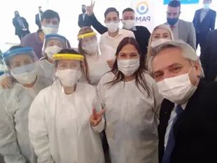 El Presidente visitó el vacunatorio que el PAMI montó semanas atrás en la ciudad de Mendoza, una iniciativa "sin sentido" para el gobierno de Rodolfo Suárez