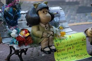 La estatua de Mafalda, en la esquina de Chile y Defensa, a pocos metros del edificio donde vivía su creador, Quino