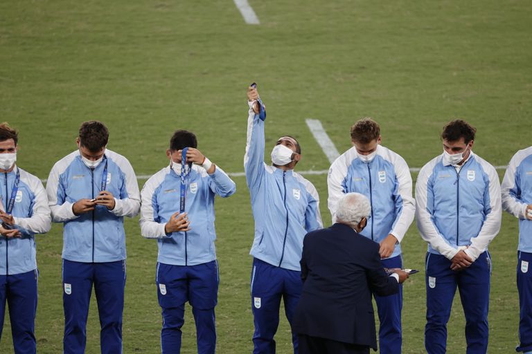 A creerlo: los jugadores miran y dedican sus medallas de bronce; con victorias sobre Australia, Sudáfrica y Gran Bretaña, la Argentina obtuvo el tercer lugar en el certamen olímpico.