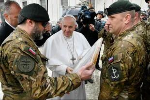 El Papa saludó a soldados polacos, ayer, en la audiencia de los miércoles