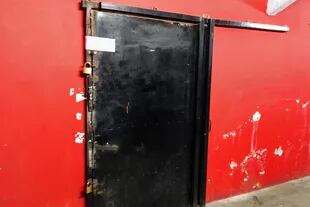 La barra brava de Newell's tenía un búnker en el estadio; su puerta blindada fue derribada con herramientas neumáticas