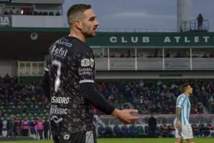 Licha López, con la camiseta de Sarmiento, frente a Racing