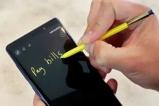 El lápiz del Samsung Galaxy Note9 tiene Bluetooth para ser usado como control remoto, pero también funciona sin batería para escribir en pantalla