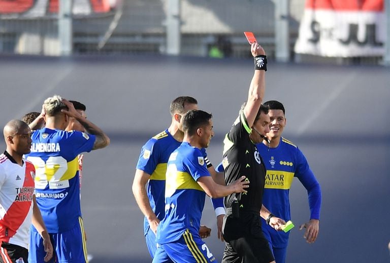 Rojo se va expulsado y Battaglia estuvo obligado a reordenar el equipo de Boca demasiado rápido
