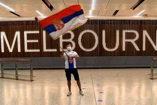 Un fanático de Djokovic con la bandera de Serbia esperó durante horas en el aeropuerto el desembarco del campeón del Open australiano 