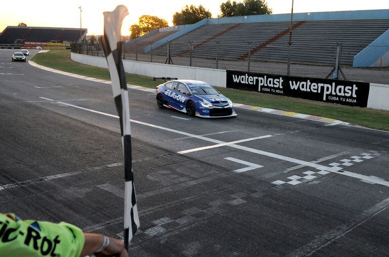 La bandera a cuadros para Berni Llaver (Chevrolet Cruze), ganador de la carrera nocturna en el autódromo Oscar y Juan Gálvez de Buenos Aires