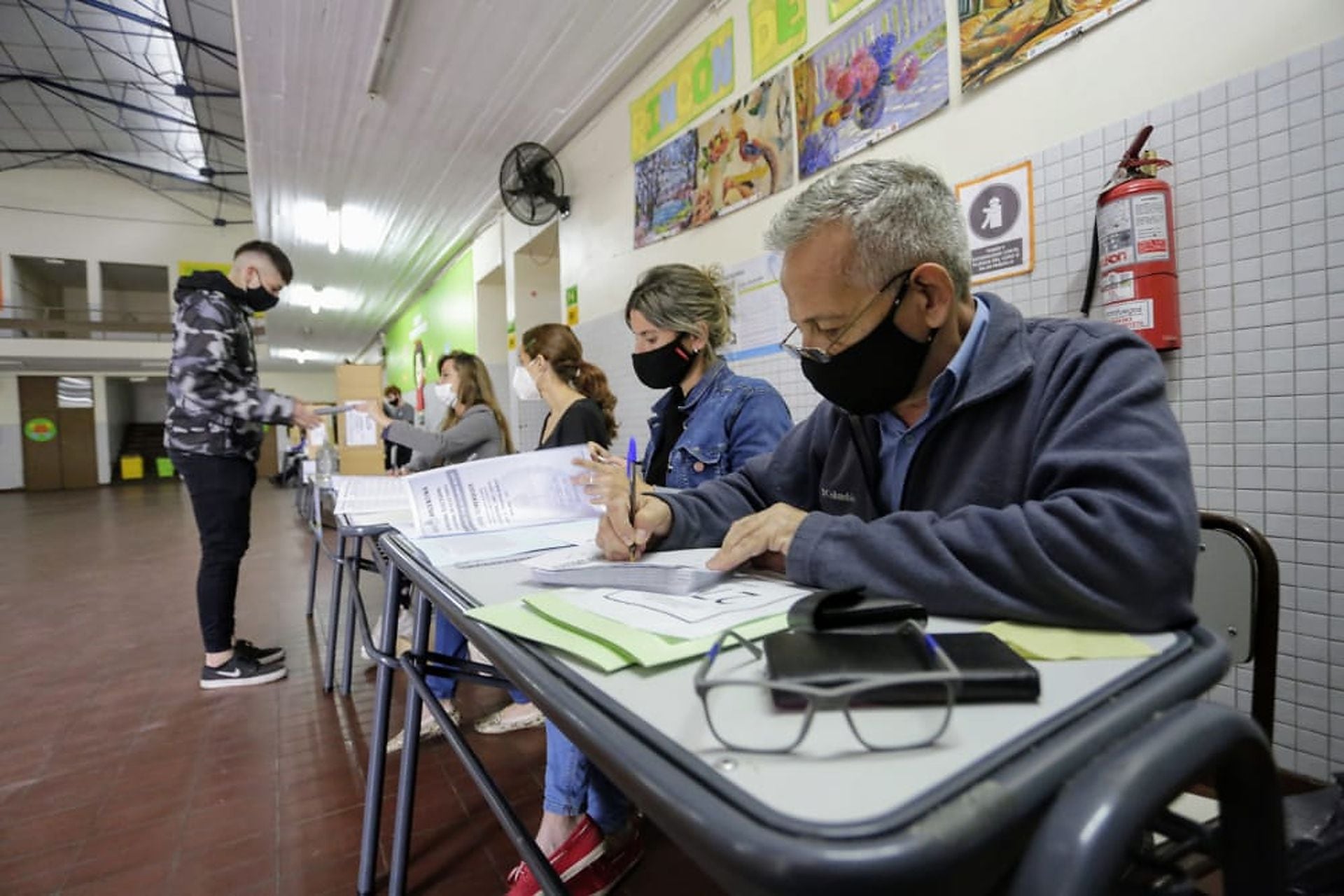 Agustín Miranda, el segundo en votar en la Escuela Quintana, Ciudad de Mendoza