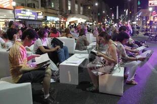 Con seis escenarios y livings en la calle, los lectores volverán a copar la avenida Corrientes para la Noche de las librerías