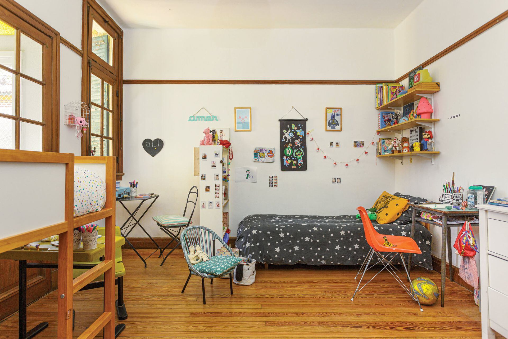Espacios individuales bien definidos en el dormitorio de los tres niños de esta casa.