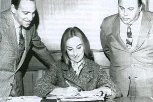 Mirtha Legrand, Alejandro Romay y Samuel Yankelevich en la firma del contrato que dio inicio a una experiencia única en la televisión del mundo