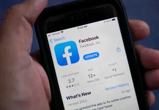 Facebook cuenta con el sitio www.facebook.com/hacked para reportar problemas con el acceso a la red social