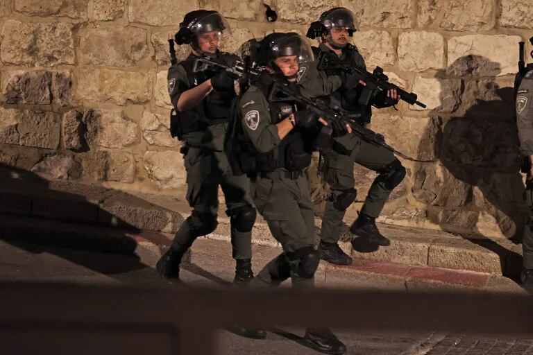Gewalttätige Zusammenstöße zwischen der israelischen Polizei und islamischen Gläubigen in einer Moschee in Jerusalem