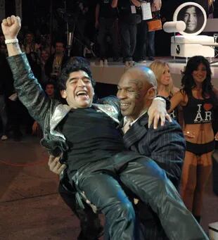 Mike Tyson, en una visita previa a la Argentina: en 2005, estuvo en el programa "La Noche del Diez", con Diego Maradona