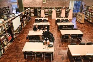 En la biblioteca, jóvenes ingleses de 17 años, de intercambio con el colegio, durante una hora libre