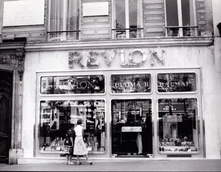 Imagen de una tienda de Revlon en París en 1979. Para 1950, la empresa se había convertido en una marca internacional.