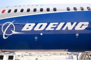 El logotipo de Boeing en el fuselaje de un avión de prueba Boeing 787-10