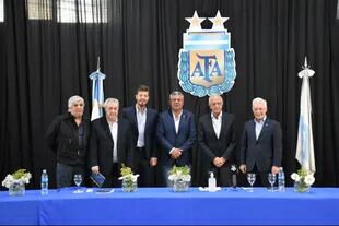 Claudio Tapia, presidente de la AFA, junto a Marcelo Tinelli, presidente de la Liga Profesional, y los presidentes de Boca, River, Independiente y Racing.