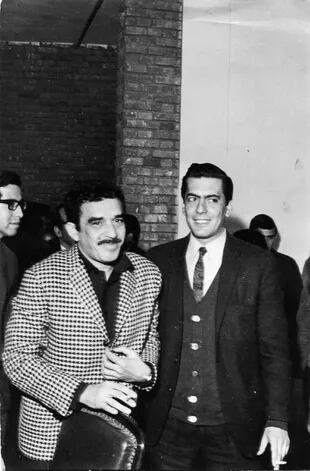 Vargas Llosa escribiría luego su tesis doctoral, "Historia de un deicidio", un trabajo que explora la narrativa de García Márquez