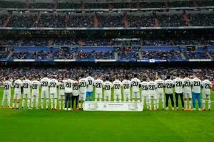 Real Madrid le respondió al racismo: los jugadores con la camiseta del brasileño, banderas de apoyo y la ovación en el minuto 20