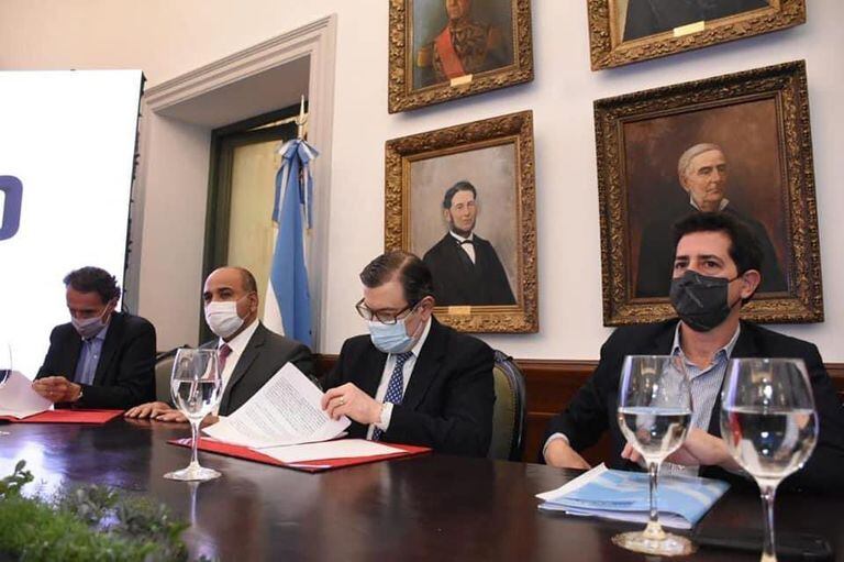 Gabriel Katopodis, Juan Manzur, Gerardo Zamora y Wado de Pedro, en la firma de un convenio de obras para Santiago del Estero