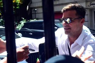 Ricky Martin saludó entusiasmado a sus fans en la puerta del hotel en el que se aloja