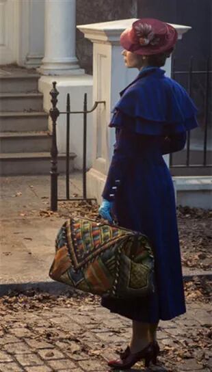 Emily Blunt se puso en la piel de Mary Poppins, el icónico personaje interpretado por Julie Andrews