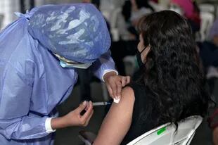 En la ciudad de Buenos Aires aseguran que una vez que se cuente con el alta de Covid se puede tomar turno sin problema para darse la vacuna