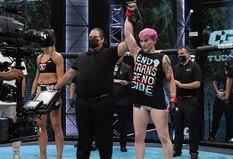 "Casi la asesinan": fue héroe de guerra, ahora es mujer trans y estranguló a su primera rival de MMA