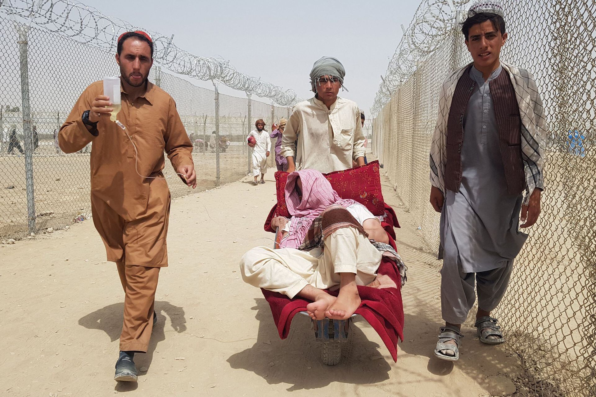 Un hombre empuja una carretilla con un enfermo mientras intenta llegar a la frontera con Paquistán y poder huir de los talibanes que tomaron Afganistán