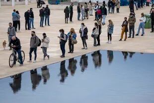 Esperas para testeos en Tel Aviv  (AP Photo/Ariel Schalit)