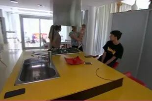 La cocina se destaca en la propiedad por su amplio espacio y comodidades que tiene (Captura video)
