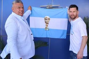 Claudio Chiqui Tapia y Lionel Messi, a punto de descubrir la placa con la que fue renombrado el predio de la AFA en Ezeiza