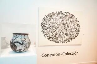 Una cerámica de María Fernanda Cauterucci y un acrílico de Pablo Siquier dan la bienvenida a los visitantes de la muestra "Conexión-Colección"