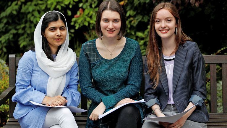Malala Yousefzai con sus compañeras Bethany Lucas y Beatrice Kessedjian en Edgbaston High School for Girls en Birmingham, Gran Bretaña, el 17 de agosto de 2017