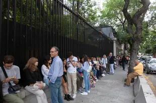 La fila para ingresar a la Embajada de Italia