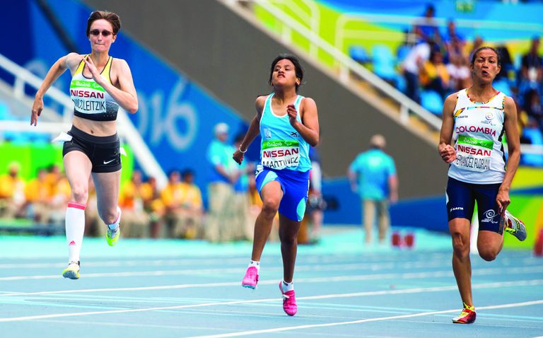 Final de los 100 metros de los Juegos Paralímpicos de Río: la argentina Yanina Martínez (en el centro) se encamina a conquistar la medalla dorada. Foto: DPA/Jens Buettner