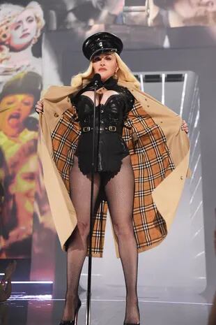 Madonna, como siempre, dio catedra de estilo con un body y sombrero negros y un tapado beige
