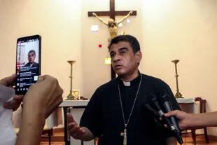 El obispo católico nicaragüense Rolando Álvarez habla con la prensa en la iglesia Santo Cristo de Esquipulas en Managua, el 20 de mayo de 2022.