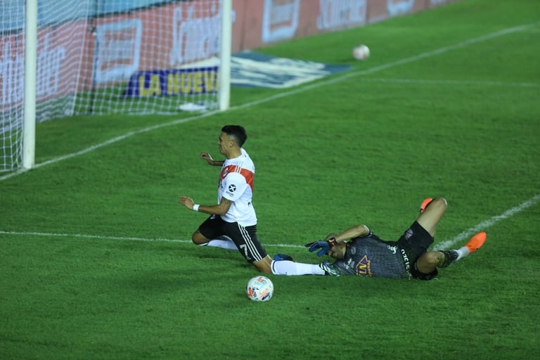 El arquero Medina toca la pelota y evita la definición de Suárez