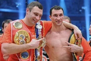 Vladimir Klitschko y su hermano Vitali festejando un triunfo en Dusseldorf