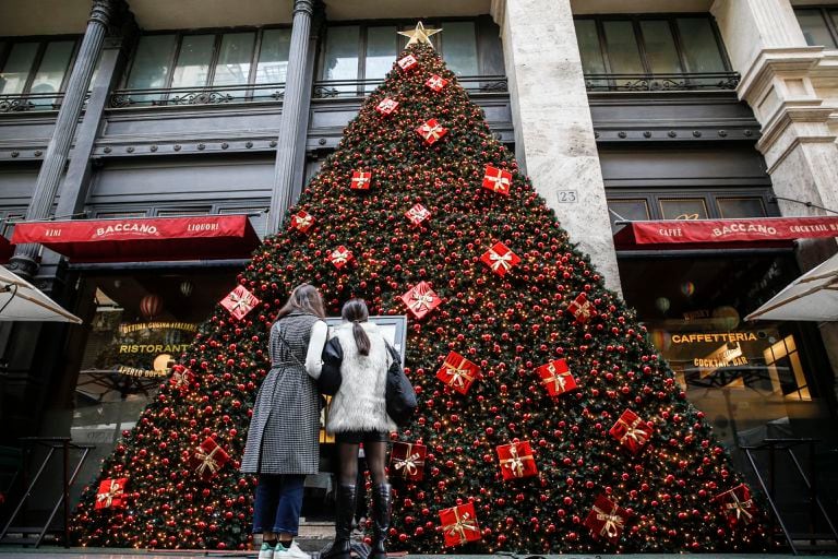 Un árbol de Navidad en el centro de Roma