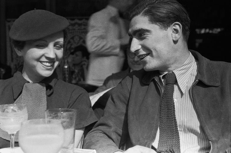 La fotógrafa alemana Gerda Taro (nacida como Gerta Pohorylle, 1910-1937) y el fotógrafo húngaro Robert Capa (nacido como Endre Friedmann, 1913-1954) juntos en un café al aire libre, París, Francia, 1936