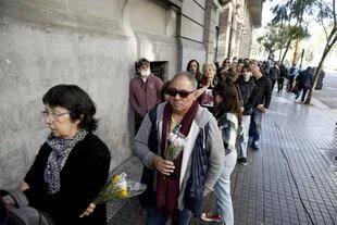 En lang kø ved portene til Buenos Aires lovgiver ved begravelsen til Carlitos Pala