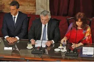 El Presidente junto a Sergio Massa y Cristina Kirchner durante su discurso