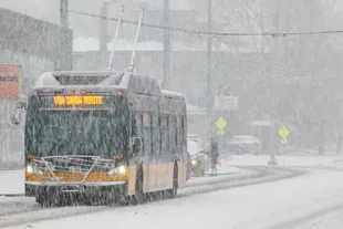 Un autobus della King County opera durante una forte nevicata a Seattle, il 20 dicembre 2022.